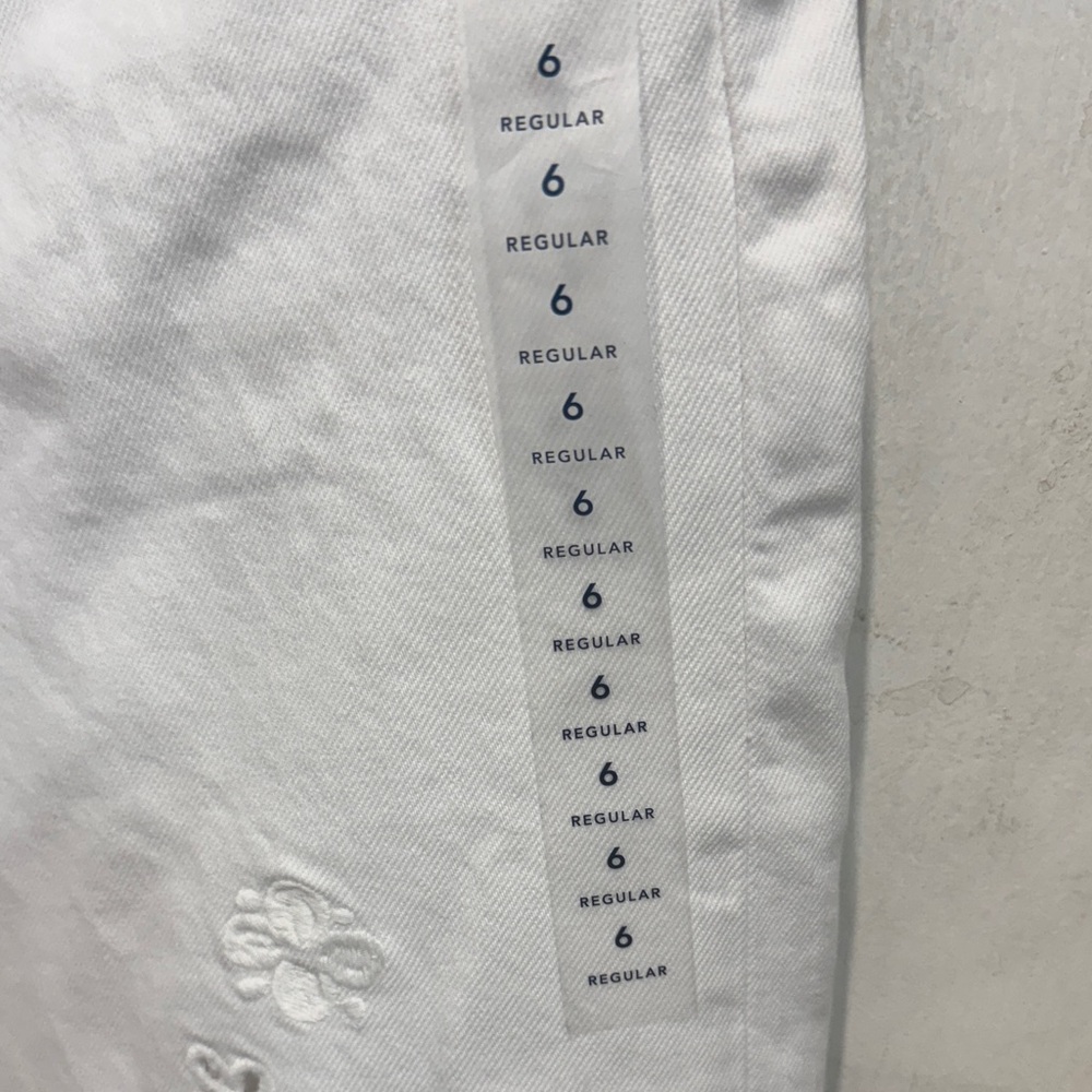 American Eagle Outfitters White Embroidered Floral Jeans - Picture 2 of 6